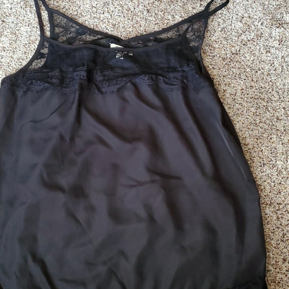 🎁 NW Black lace camisole